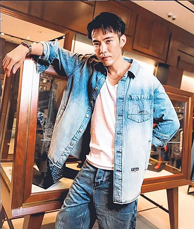 黄振隆交换礼物送实用的马桶盖。（取自艺人IG）