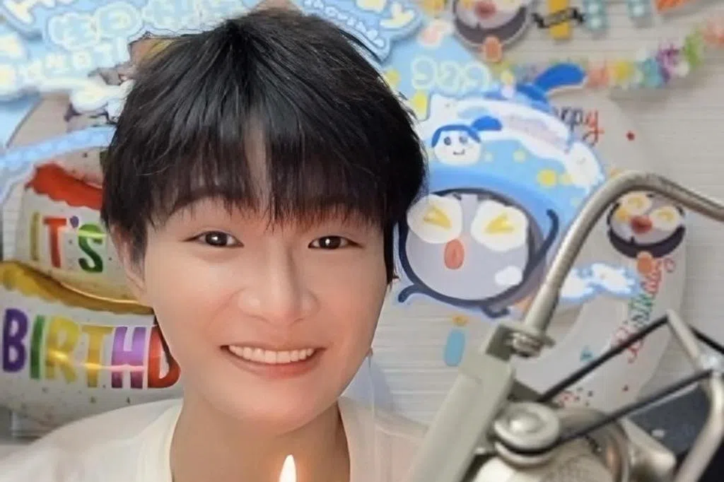 周深生日直播唱四小时 4882万粉丝观看同庆