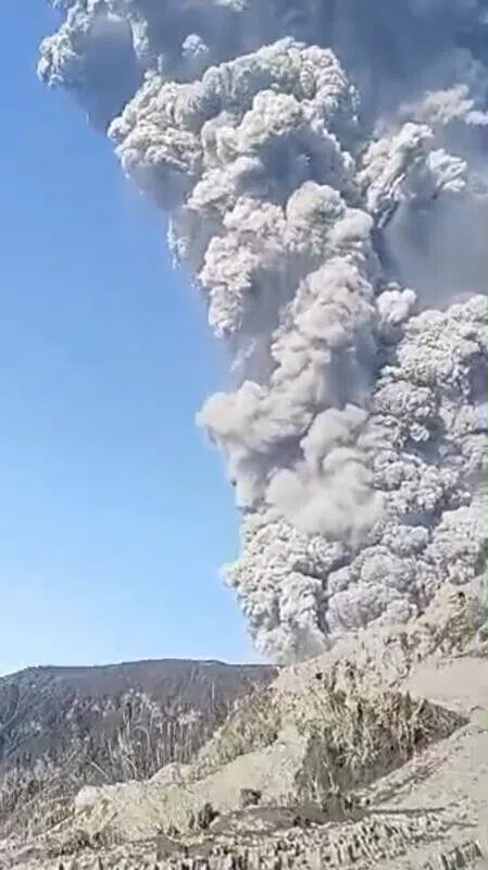 杜科诺活火山喷发，火山灰高达10公里。（受访者提供）