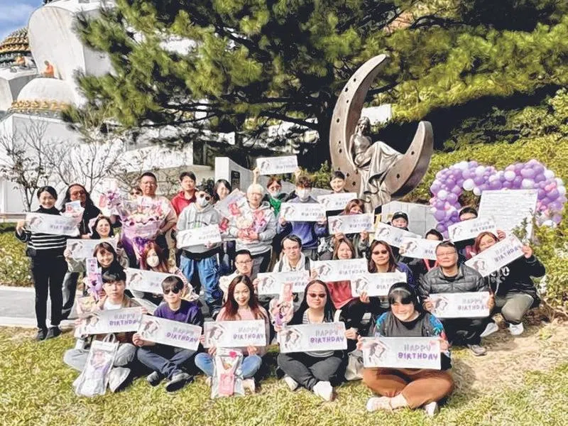 大批歌迷齐集台湾金宝山缅怀李玟。（取自网络）