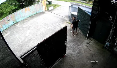 被告得知当局抵达，马上关门上锁。（公园局提供）