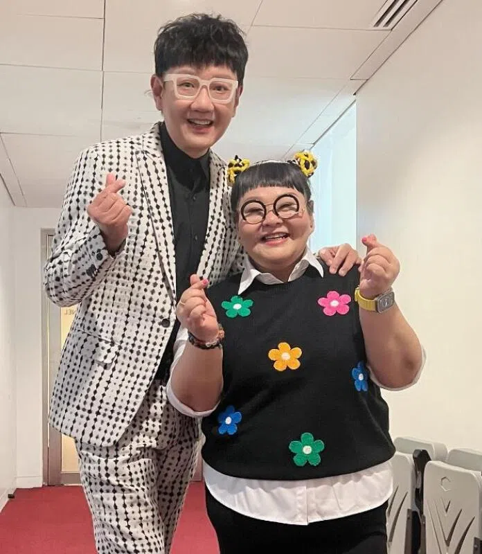 郑荔分（右）与老师李伟菘。（受访者提供）