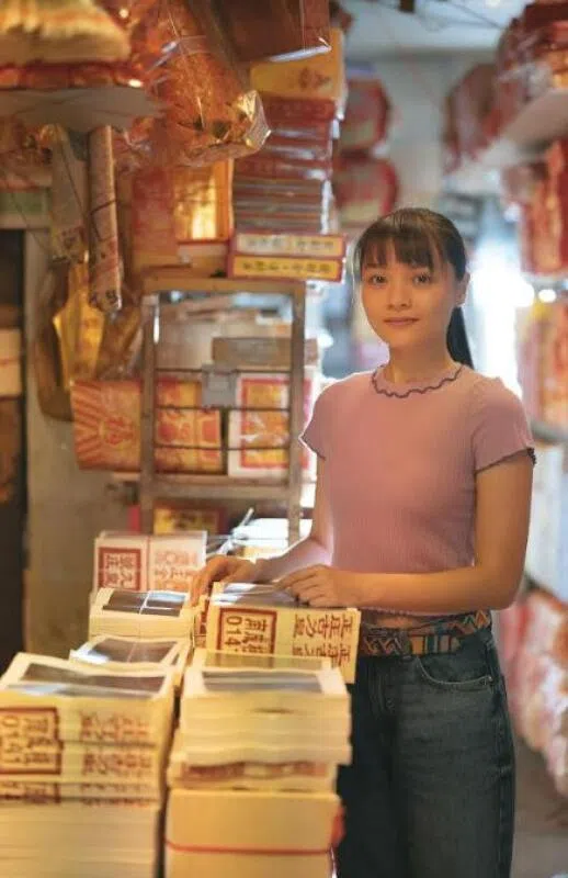娜娜（图）在《乐园》中的“父亲”经营的纸扎店。（受访者提供）