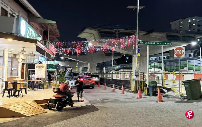 德士叔申诉，酒吧职员用多个三角锥霸占停车位，被移除后还嚣张挑衅。 （受访者提供）