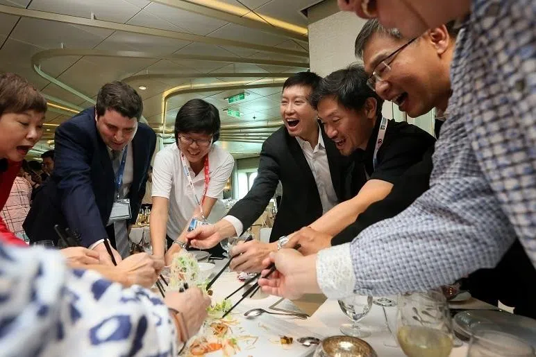 本报总编辑朱志伟（右起）、新加坡报业控股副执行长陈康威、通讯及新闻部兼卫生部政务部长徐芳达、华文媒体集团主管李慧玲、皇家加勒比亚太区执行董事肖恩特瑞思，以及报业控股综合市场部首席市场官蔡国玲一同“捞起”新明50特色佳肴。