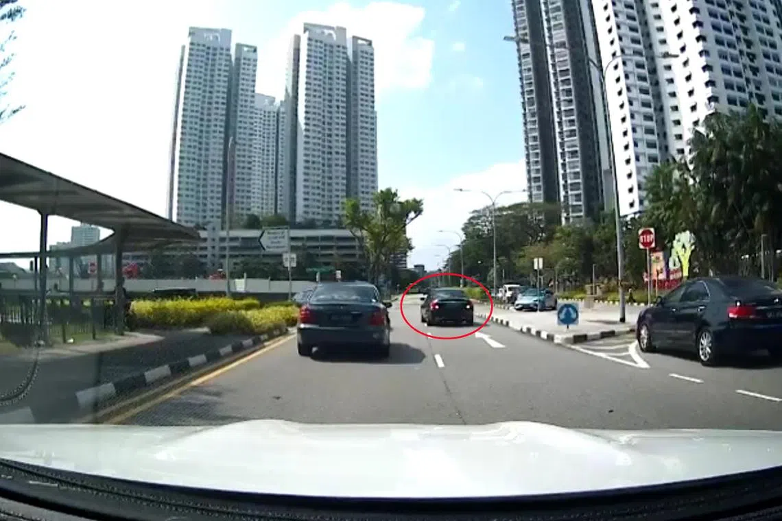 陈先生指黑色马赛地驶远后，驾驶者下车看了几眼便离开。（受访者提供）