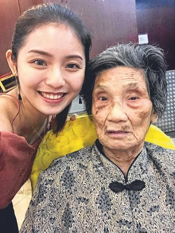 曾晓晴和婆婆。（受访者提供）