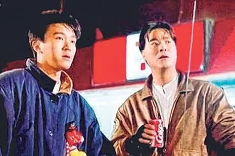 李修贤1986年成立“万能影业”出任公司主席，周星驰首部电影《霹雳先锋》由李修贤监制。（取自网络）