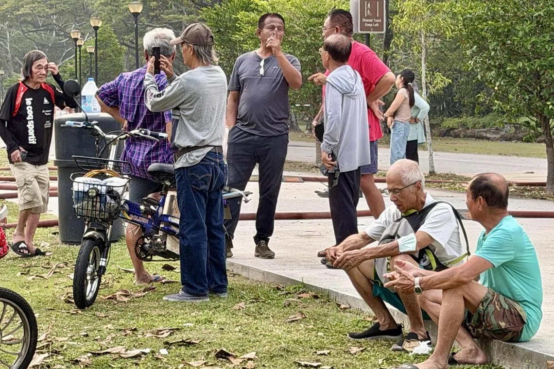 数名渔夫船主到场查看情况。（曾美玲摄）