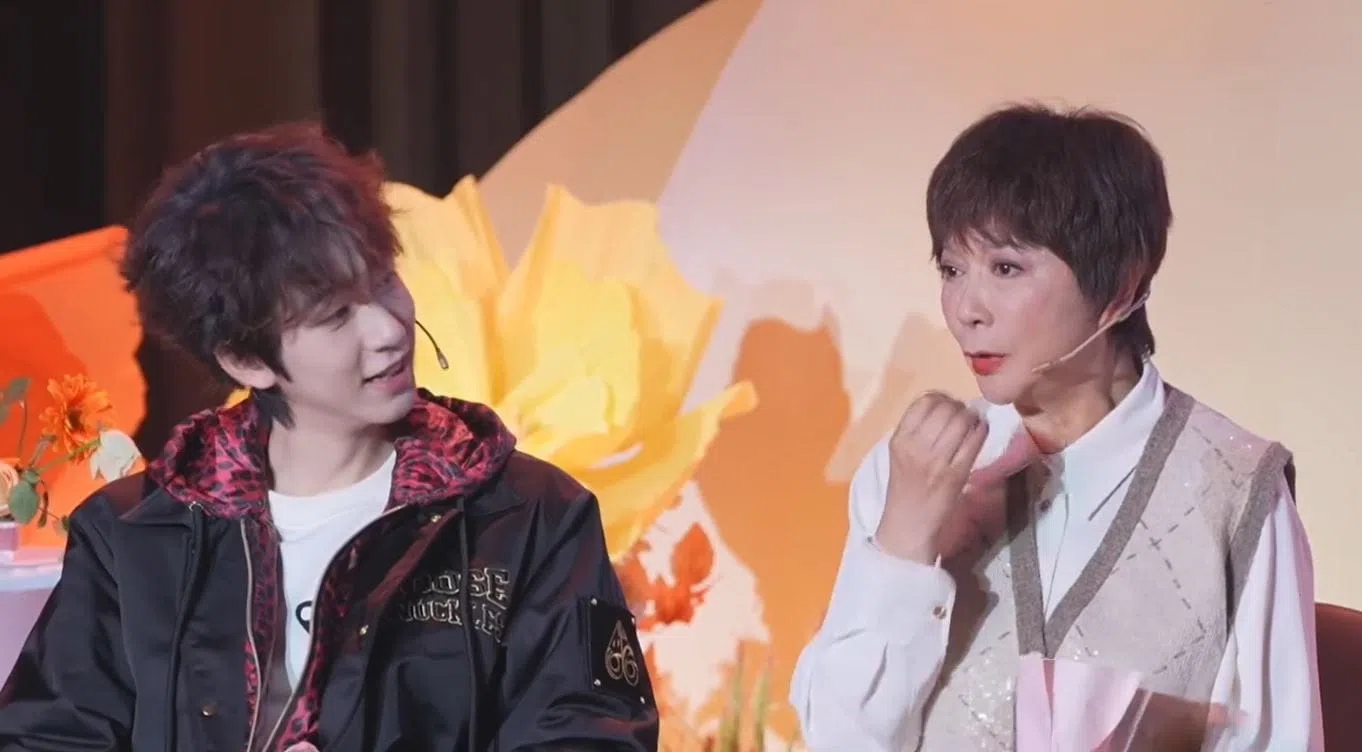 蔡明在发布会上，述说李小冉为省钱，不让嘉宾吃午饭。（发布会截图）