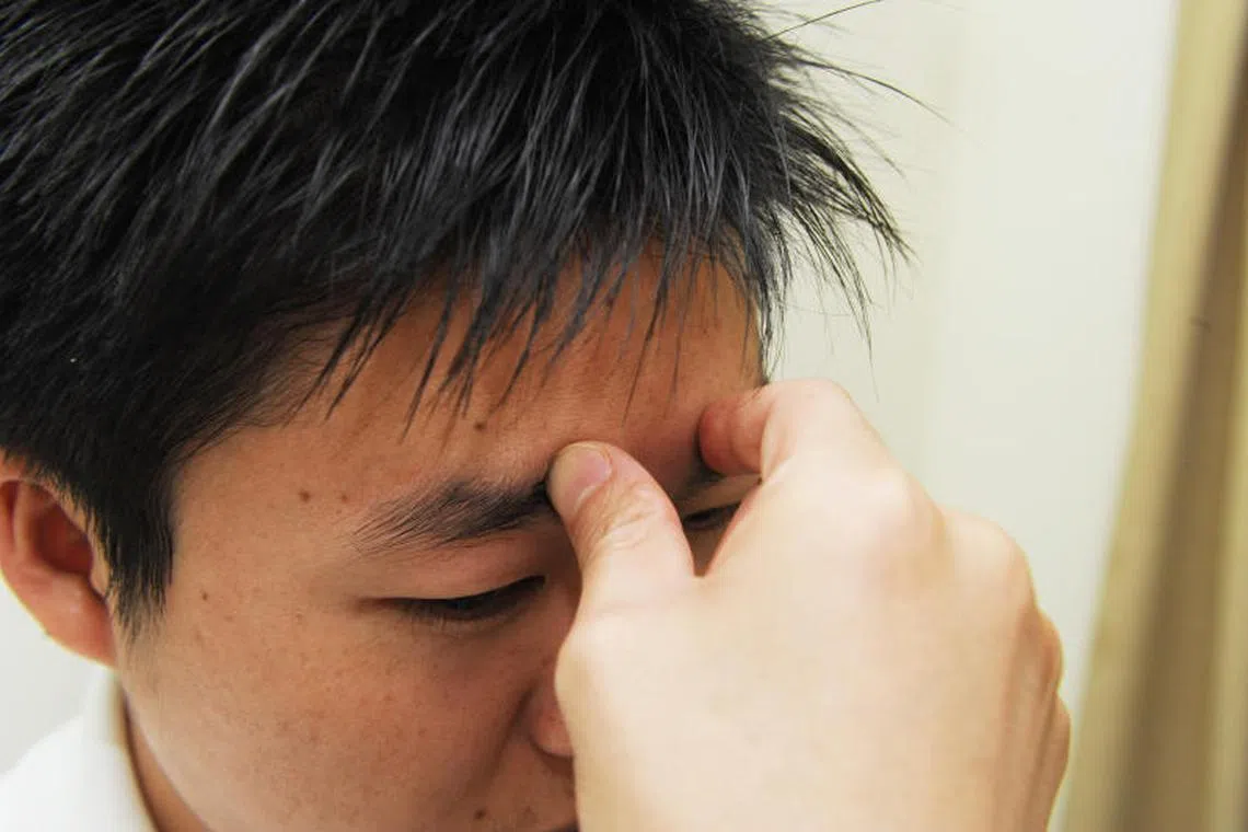 攒竹穴：眉毛内侧边缘凹陷处。（档案照）