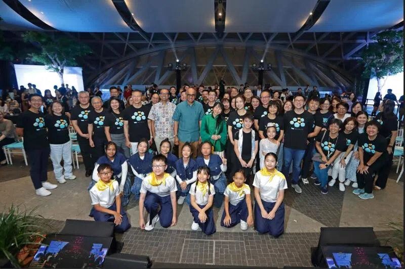 数码发展及新闻部兼卫生部高级政务部长普杰立医生（站立者左七起）、总统尚达曼、总统夫人珍一藤木、林慧玲和与会者大合照。（TOUCH COMMUNITY SERVICES提供）