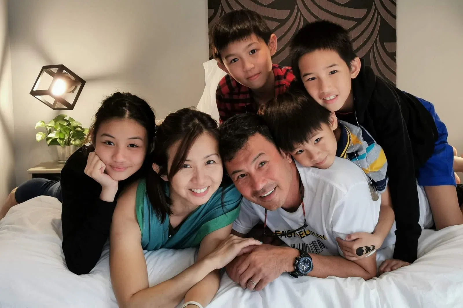 林明伦（前右）觉得亲女儿不应该嘴对嘴。（档案照片）