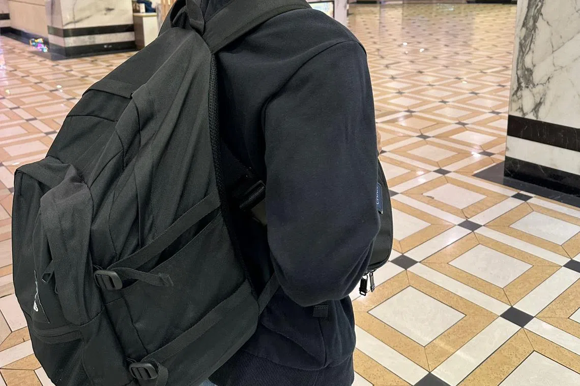 80万令吉的现钞全被装在一个黑色背包内。（受访者提供）