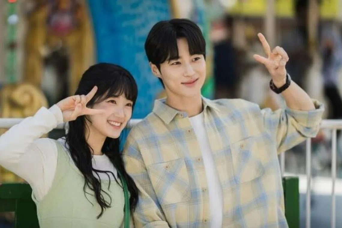 边佑锡（右）跟金惠奫（左）因为演出《背着善宰跑》，声势翻涨，成为炙手可热的演员。（取自网络）