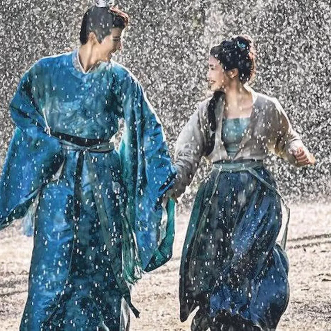 看似浪漫的雨中戏，被王弘毅吐槽拍到全身湿透。（取自网络）