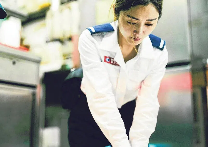 卫诗雅为了饰演救护员做了一系列增强力量的训练。（取自网络）