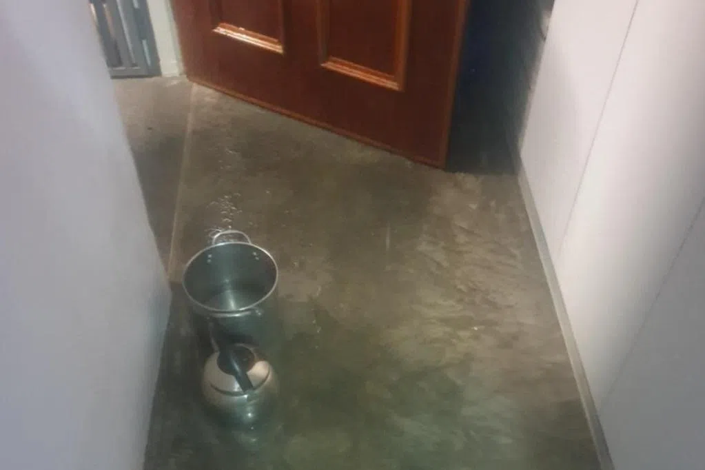 七旬翁将妻锁屋外 还拿热水泼伤警