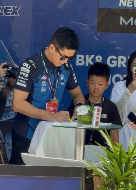 古天乐在赛车场上为粉丝签名。（取自网络）