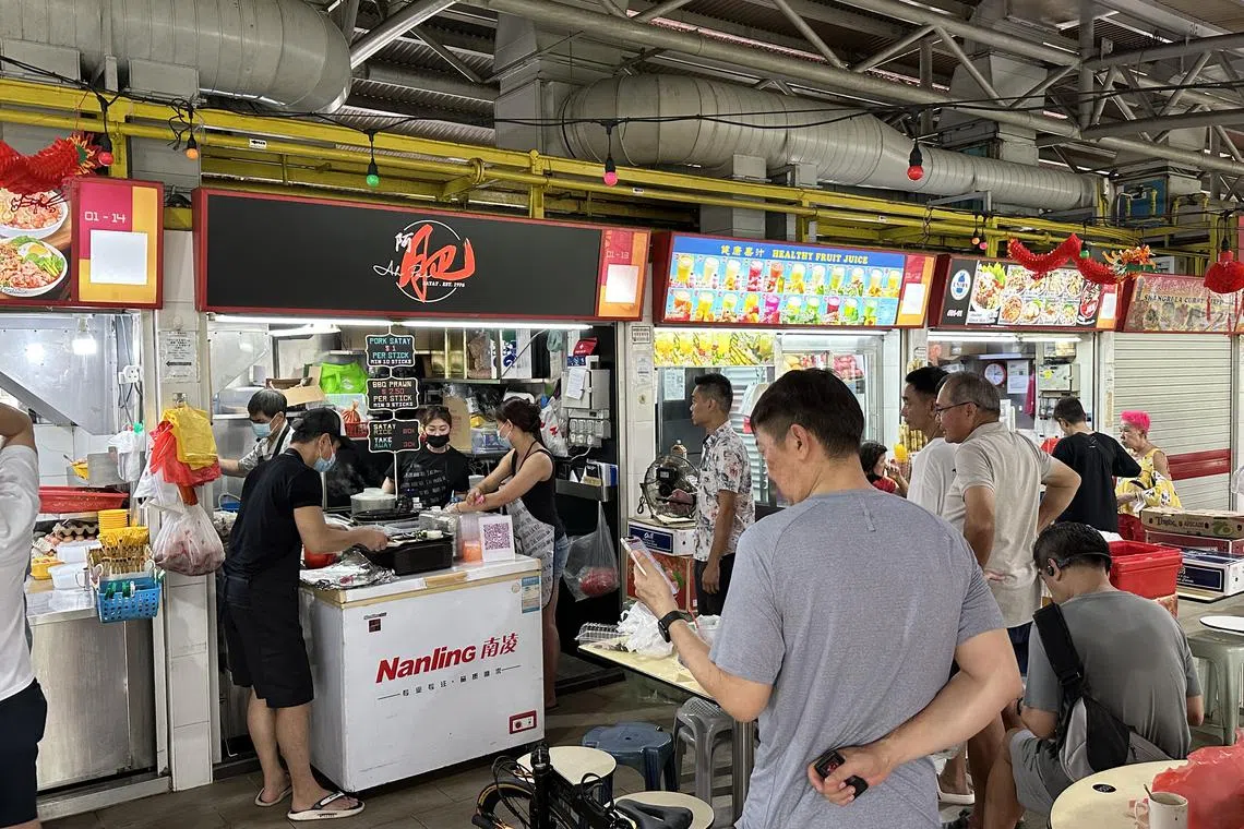 星期天（4月14日）下午，档口即使过了午餐时间，仍有不少顾客排队等候，有的等了超过一个小时。（齐鲁摄）