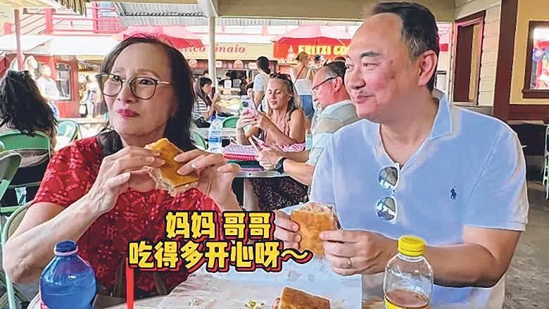 胡燕妮近日她在视频曝光显得精神奕奕，右为她的大儿子。（互联网）