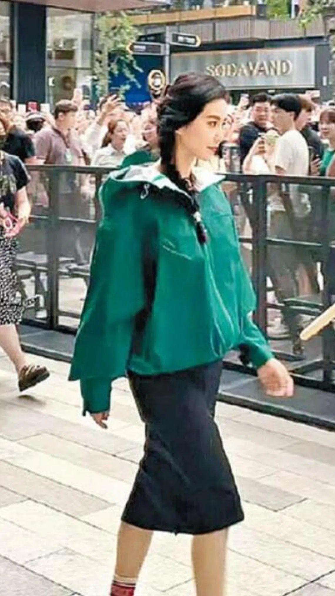刘诗诗出席活动，现场没太多人围观。（互联网）