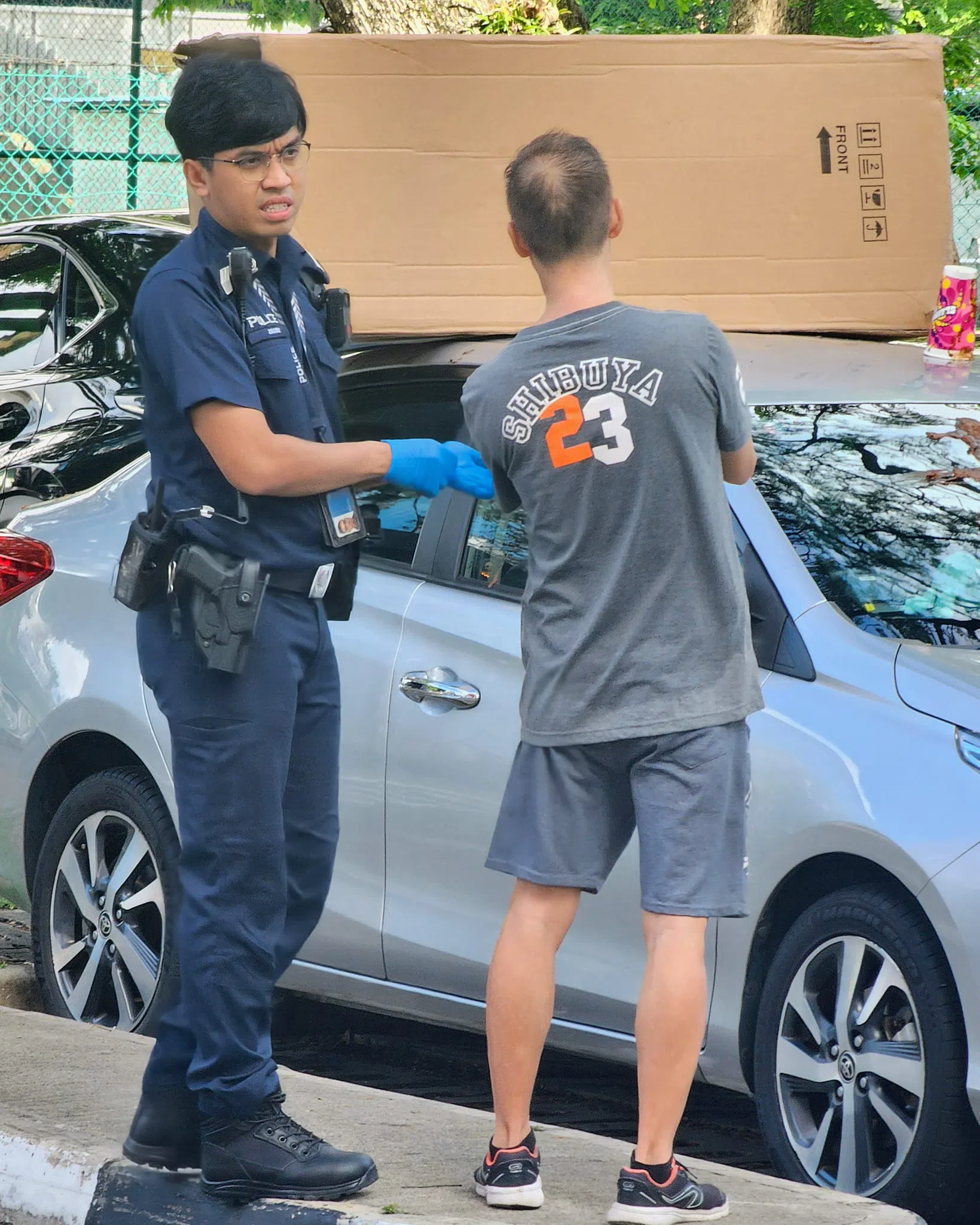 汽车车主在案发现场与警员谈话。（受访者提供）