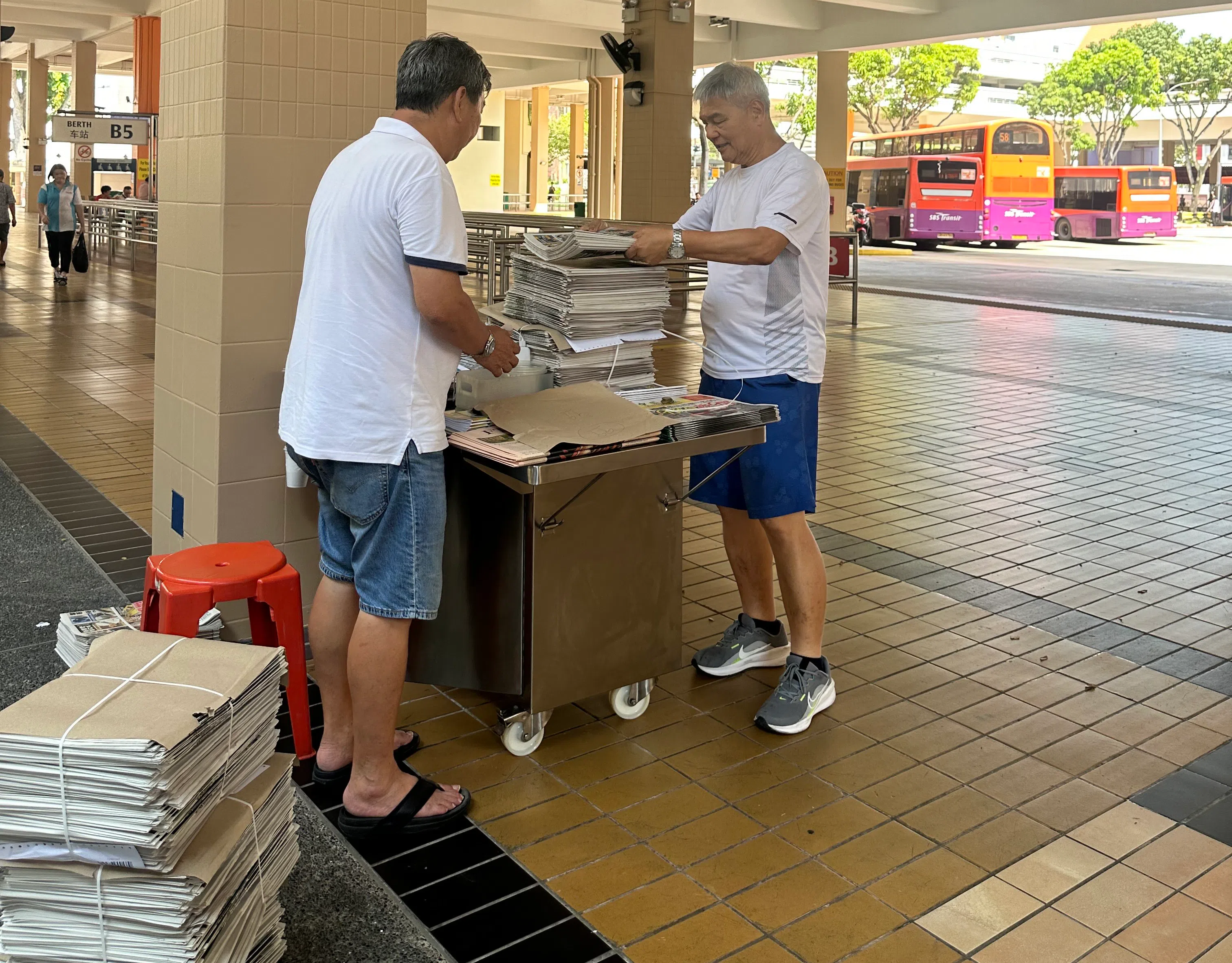 报摊“NEWSPOINT”的新地点在碧山地铁环线D出口与碧山巴士转换站之间的走道。（林艺君摄）