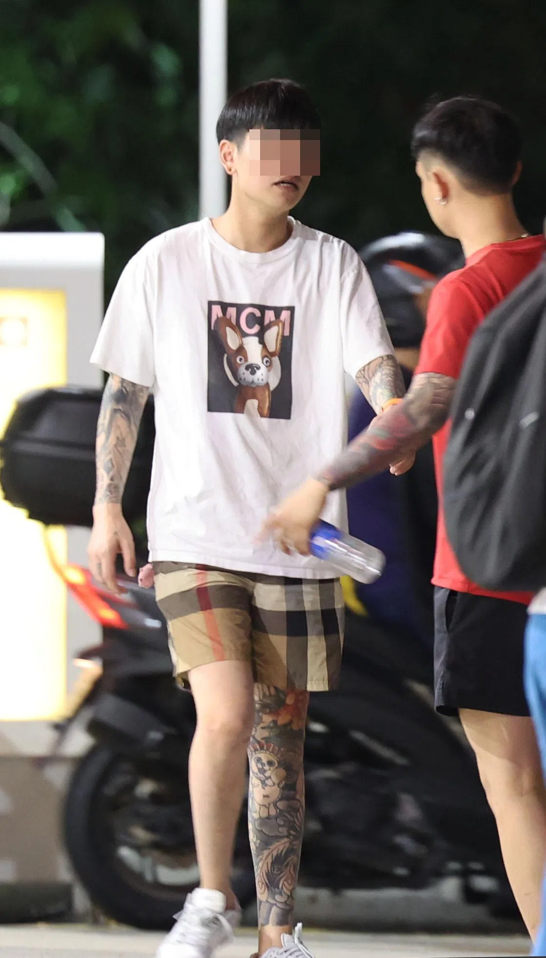 肇祸驾驶员受轻伤，但拒绝送院。（庄耿闻摄）