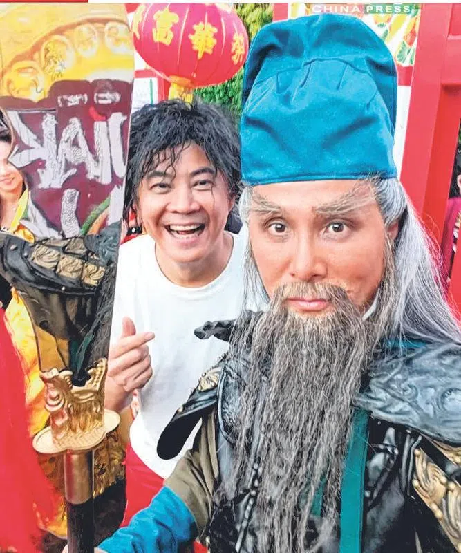 钱翰群（右起）与曹国辉一同出席众神夜游活动。（钱翰群提供）