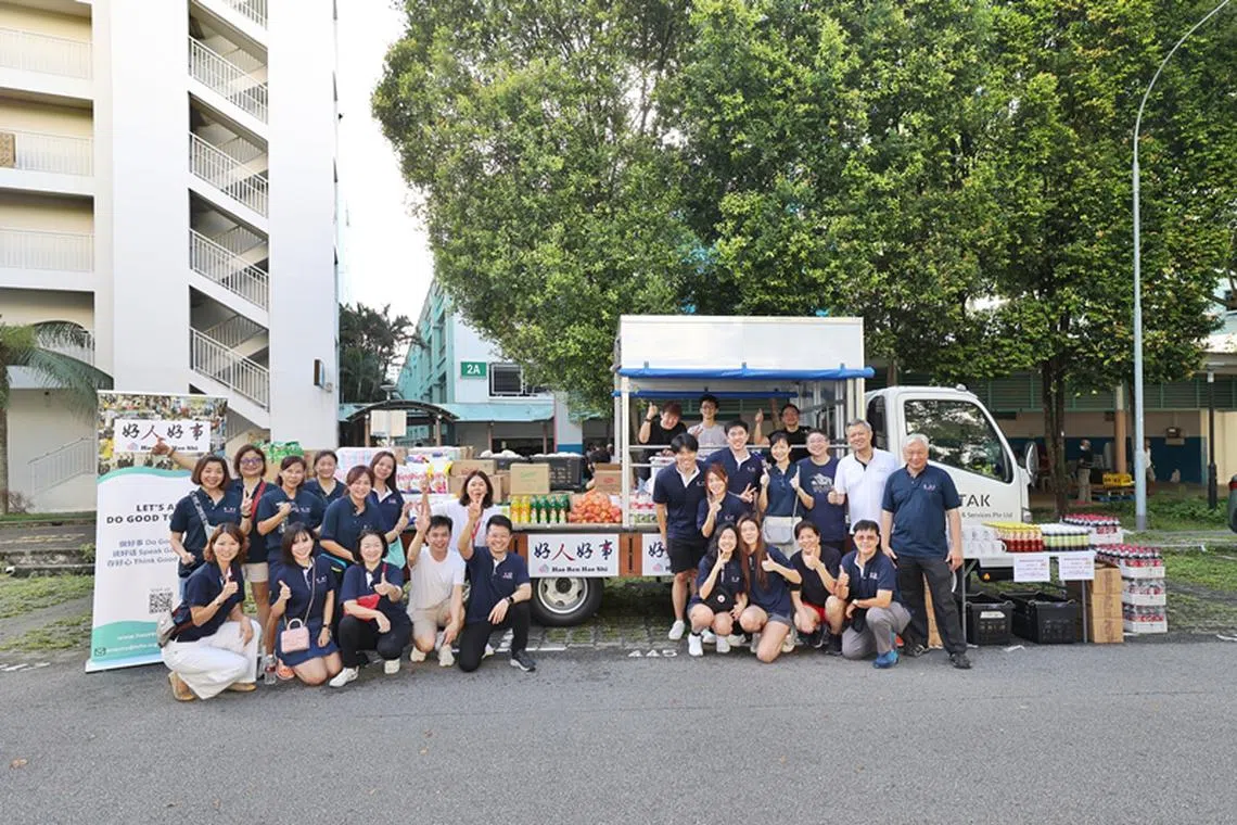 流动罗厘今早在惹兰红山第2B座组屋停靠，让受益家庭可以选取日常所需食品。（女皇镇基层组织提供）