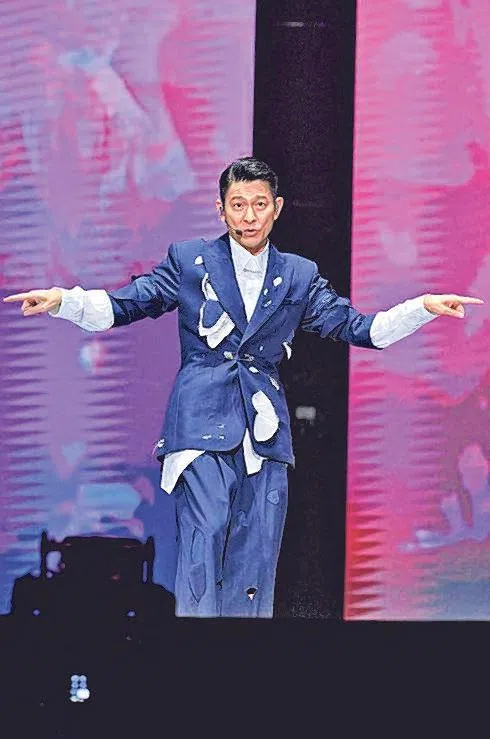 相隔11年，刘德华在台北小巨蛋举行巡回演唱会，不料却贵人招风雨，昨晚首场遭遇台风“康妮”。（取自网络）