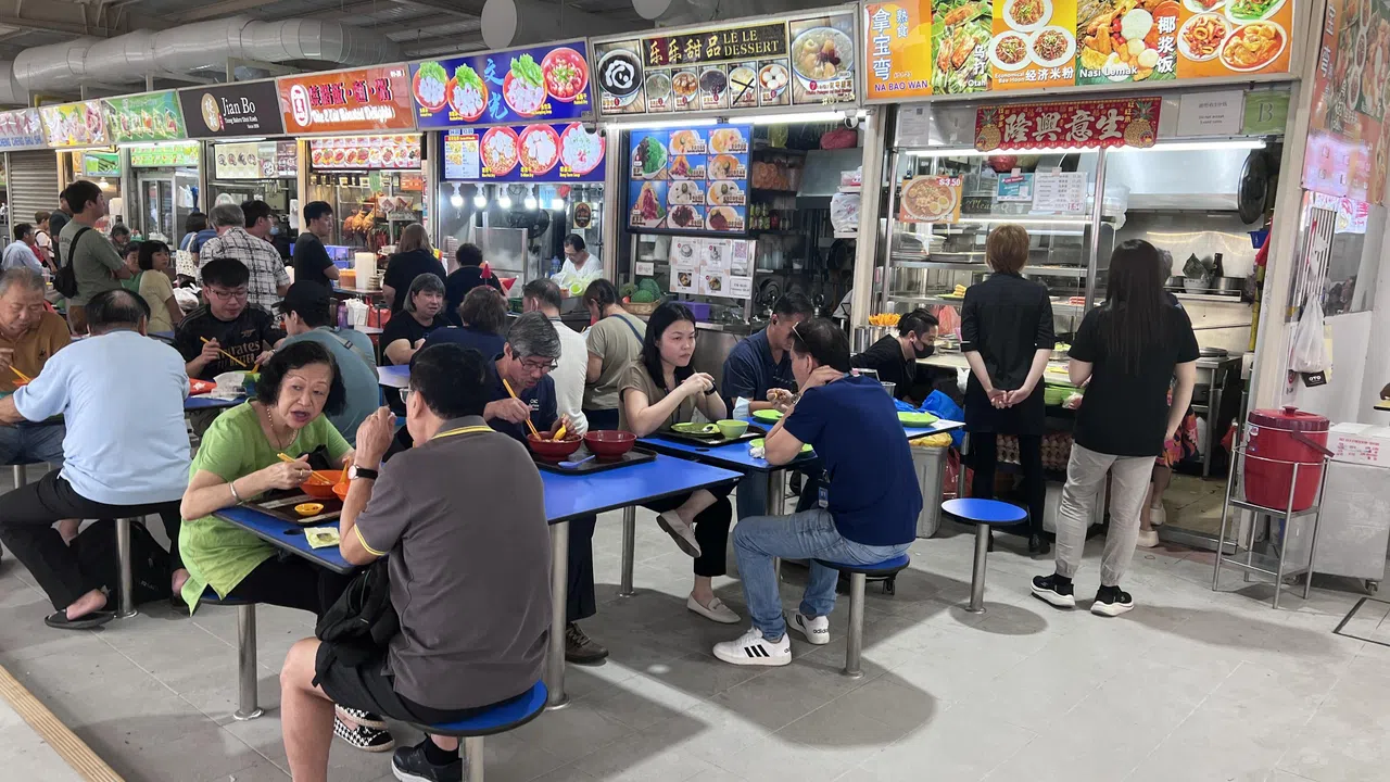 熟食中心拆掉了几个座位，让食客用餐时有更大空间。（管雅凡摄）