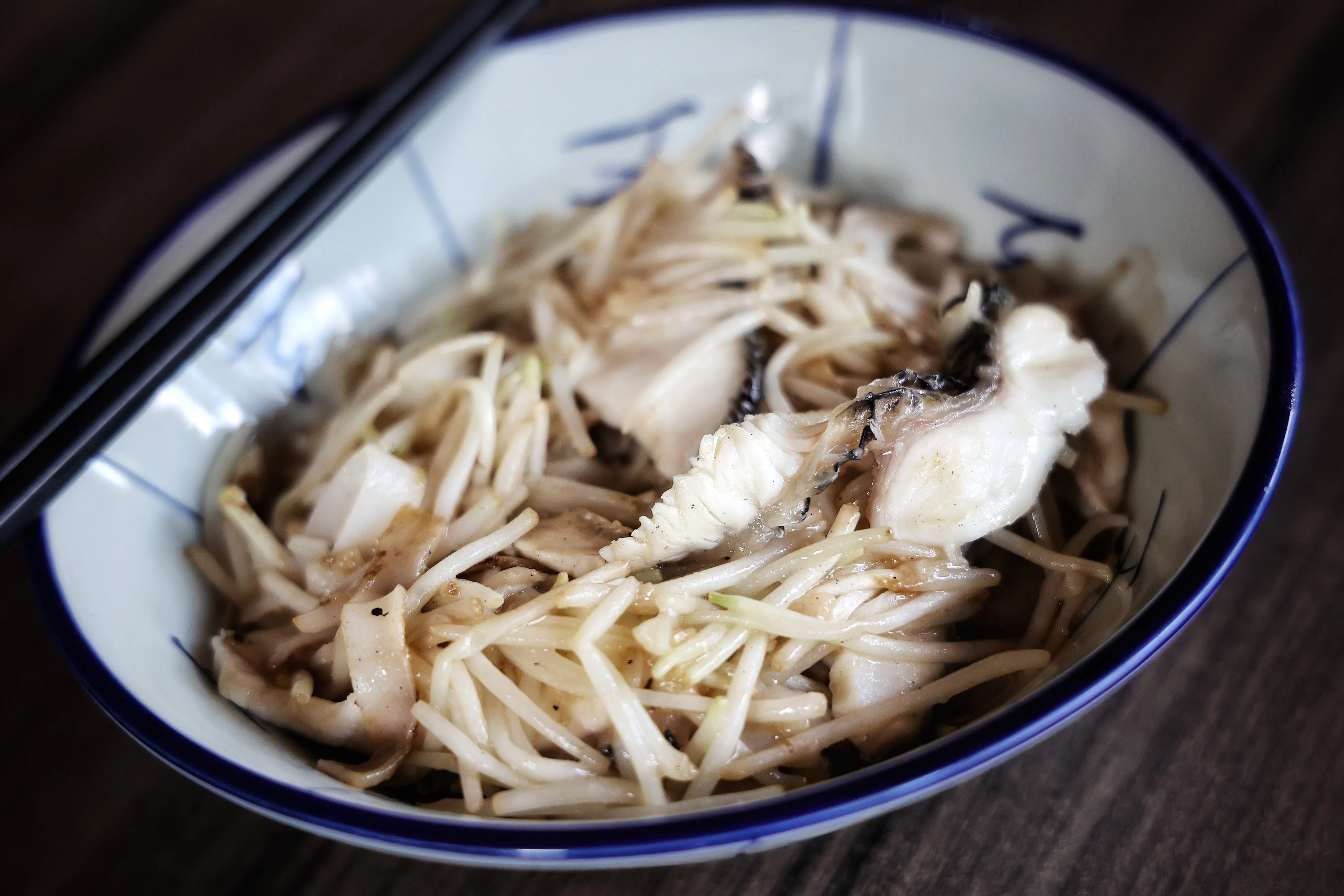 无论是招牌鱼头米粉还是三捞河粉，餐馆几乎所有菜肴的灵魂都来自以鱼骨熬煮数小时的鱼汤。（徐颖荃摄）