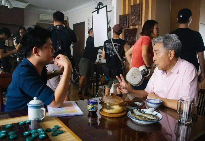 导演林勤之与陈澍城研究剧本。 （受访者提供）