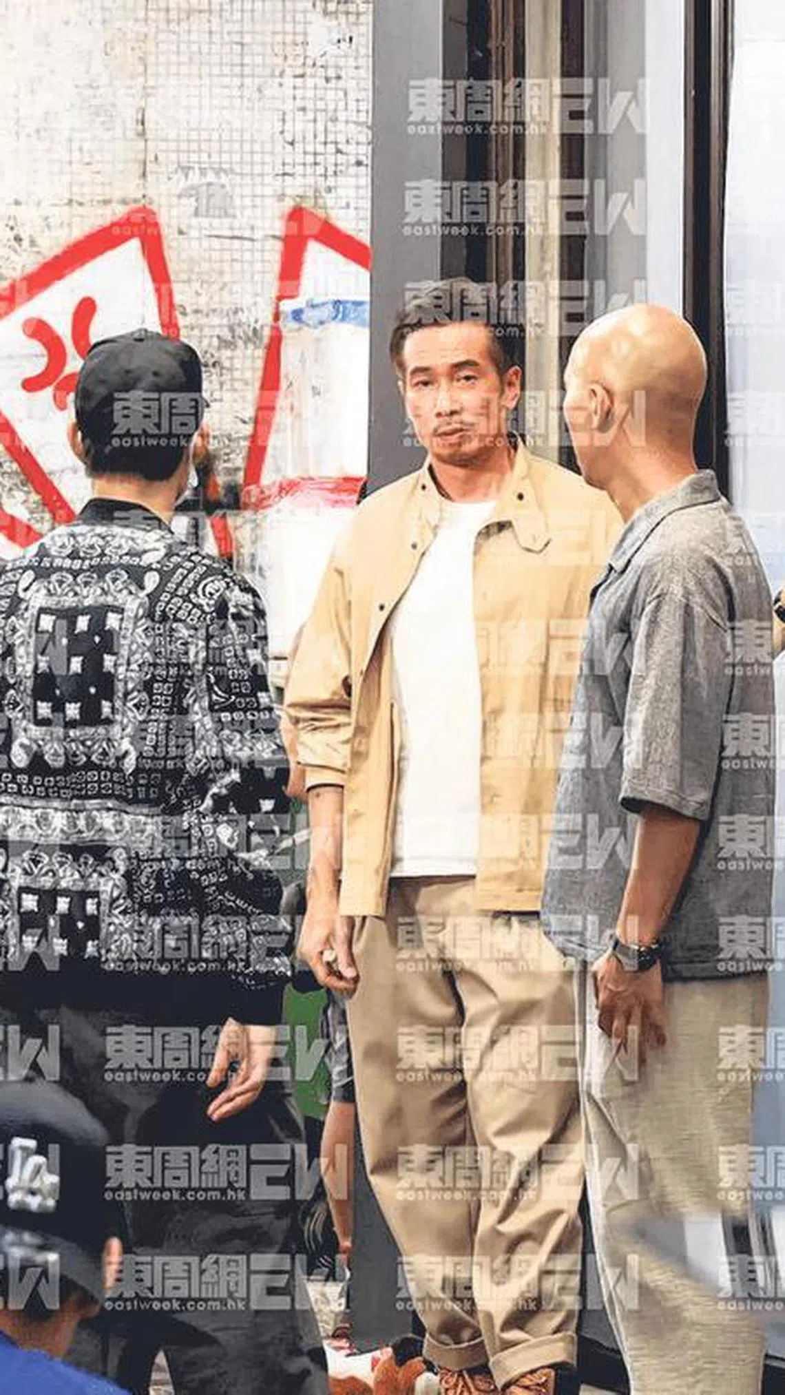 陈豪日以继夜赶拍无线新剧《侠医》，日前现身深水埗拍外景，一脸疲态。（取自网络）