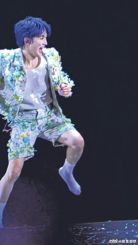 周深在台上把鞋子跑飞。（取自网络）