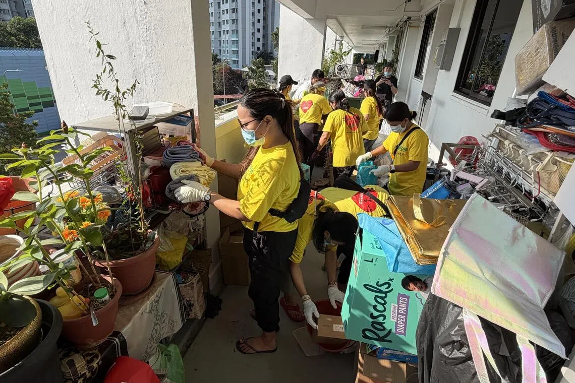 40名义工及清洁工星期天（11月30日）早上到场协助清理。（曾美玲摄）