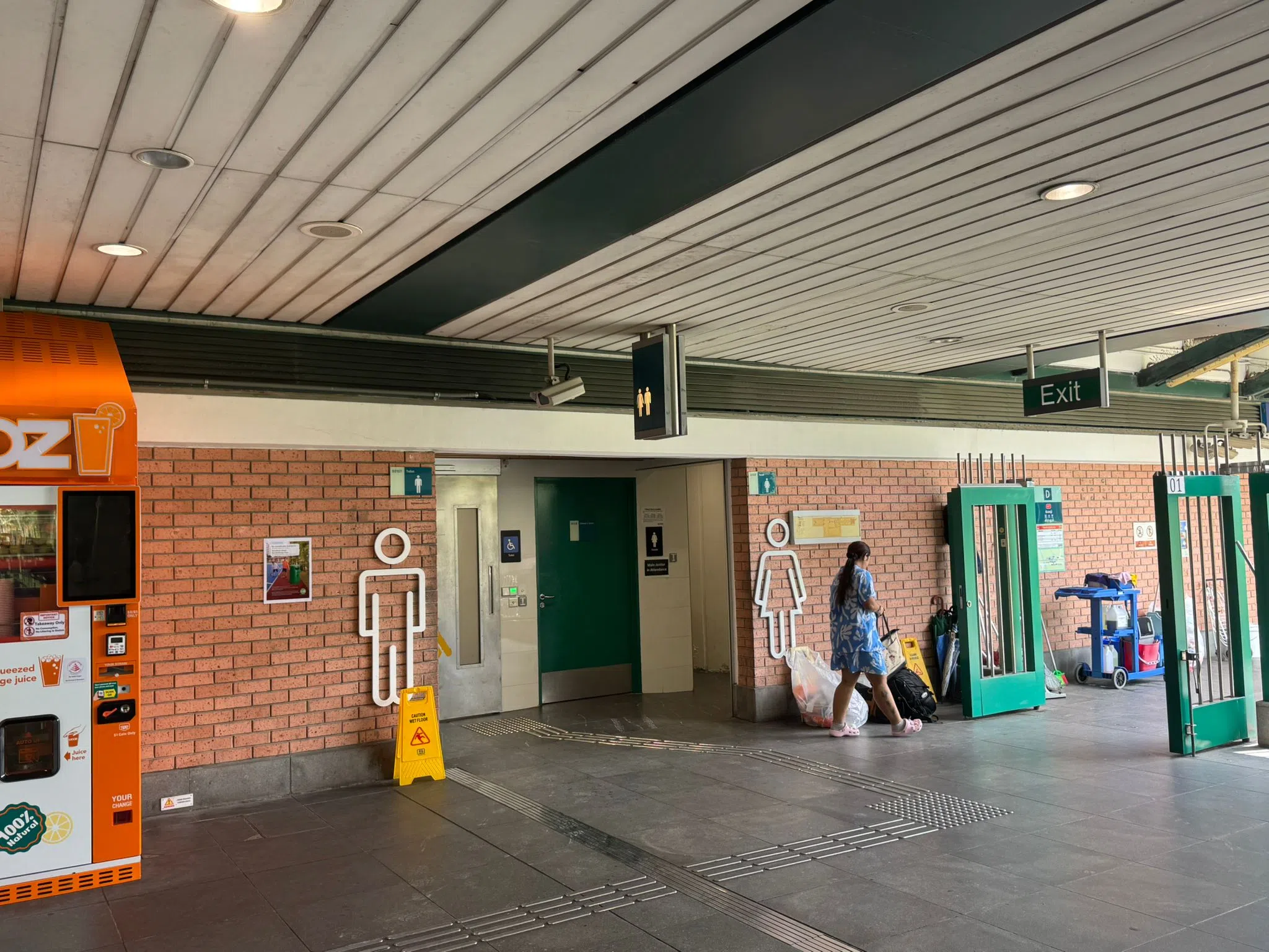 男子被指事后躲进厕所，企图变装混淆视听。（黄佑解摄）