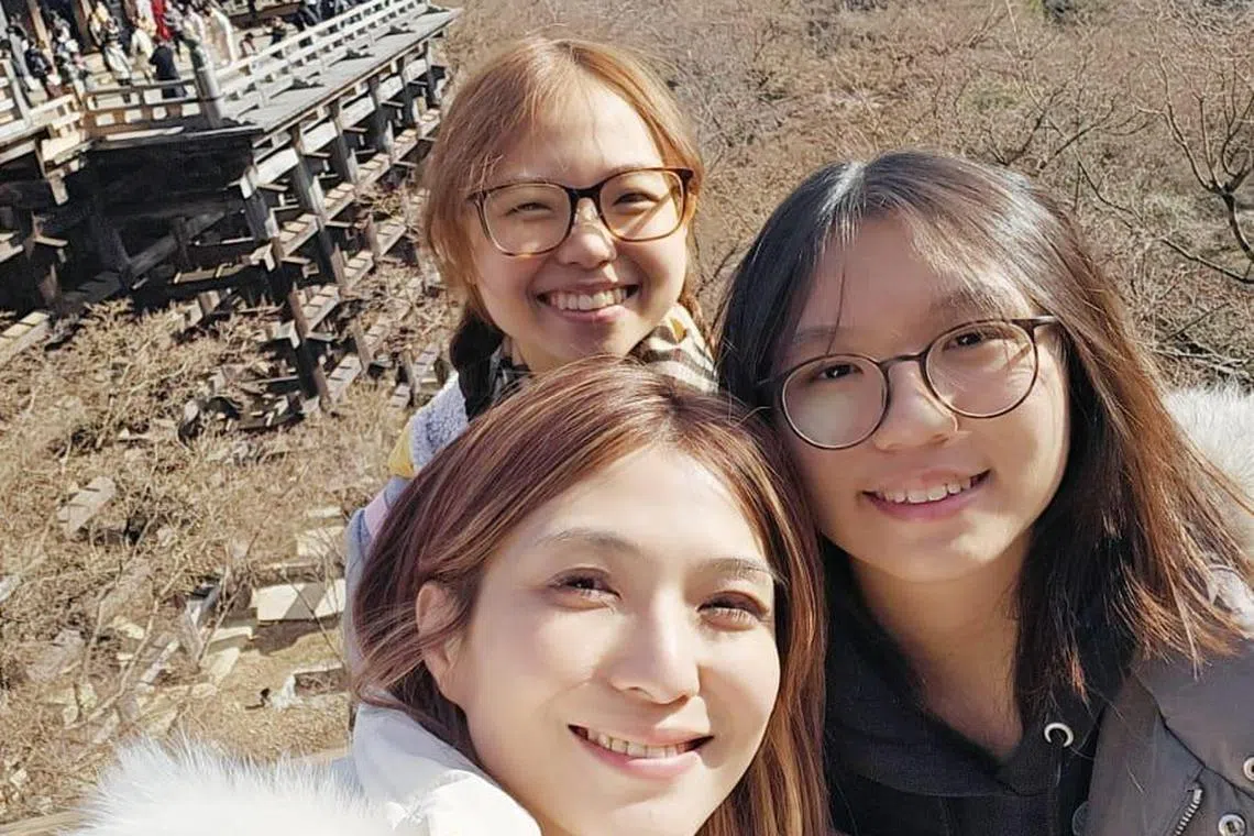 赖怡伶（前左）与女儿。（受访者提供）