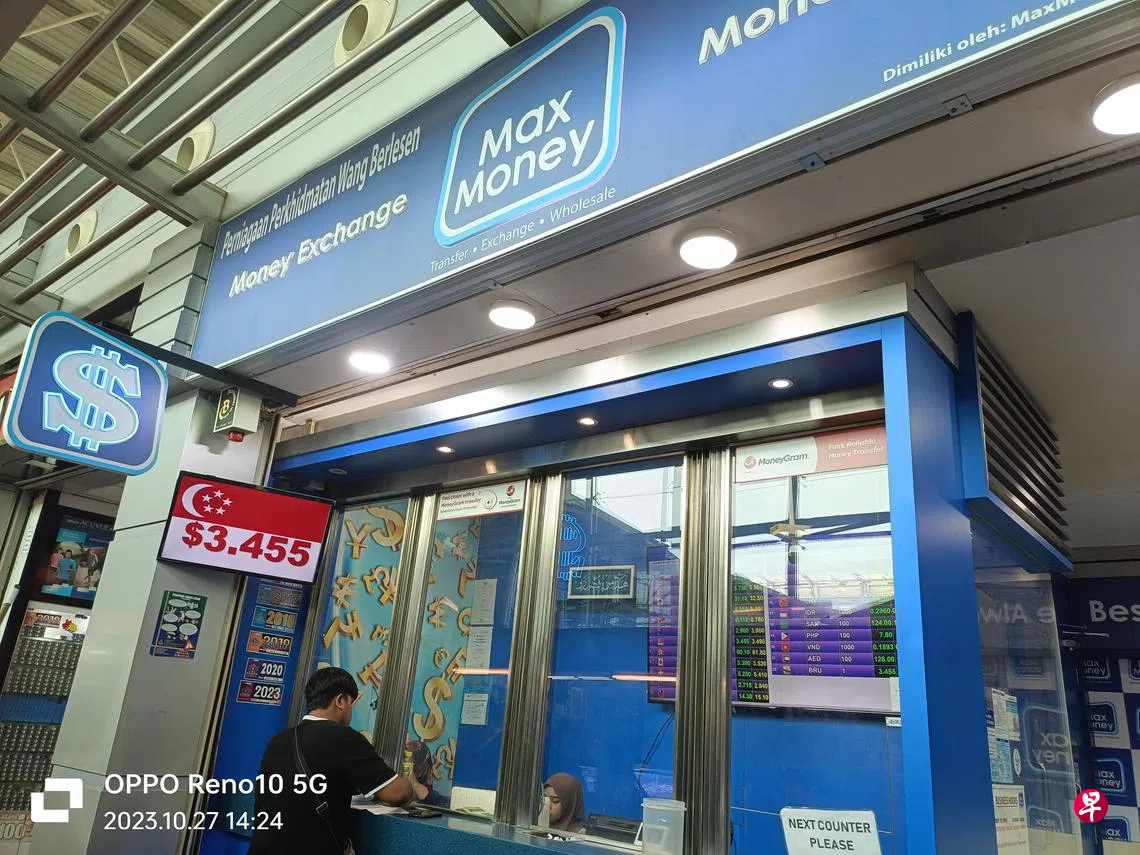 本地令吉卖断货更多国人越堤换钱| 联合早报