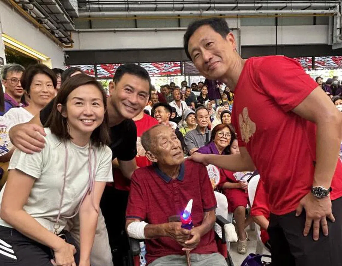 卫生部长王乙康（右起）颁奖给爷爷林鸿海，并与林明伦、陈毓芸合影。（曾美玲摄）