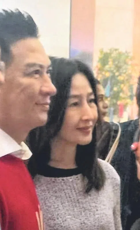 张家辉（左）与关咏荷现身本地引起追星潮。（取自网络）