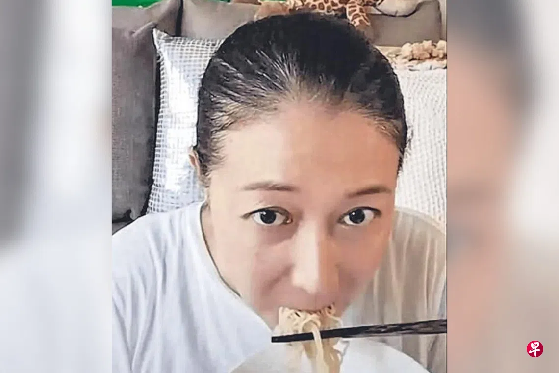 吴绮莉在直播中吃面，孤独过中秋。 （取自网络）