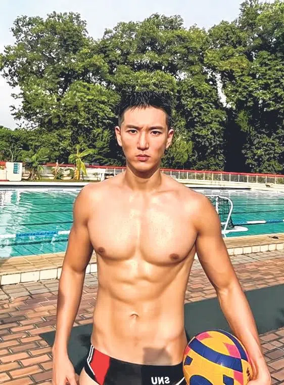 翟思铭分享穿泳裤剧照，获赞性感。（艺人IG）