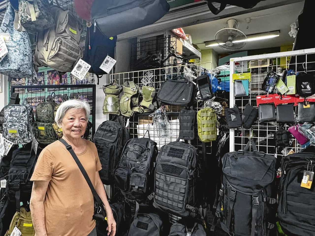 军用品摊主林女士说，生意至今仍未恢复至疫前水平。（冯凯麟摄）