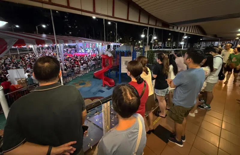 主办方准备的400张椅子已被坐满，周围也有上百名公众围观欣赏表演。（纪允贤）