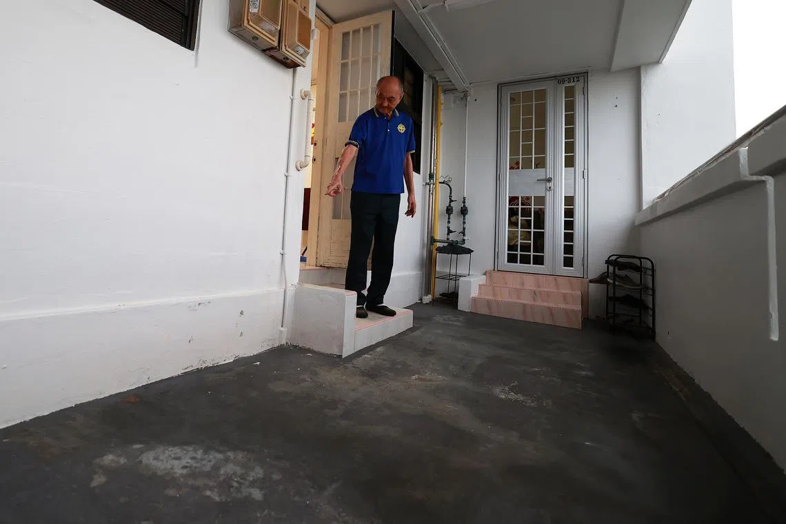 温先生称，每天洗地的目的是为了“驱邪”。（纪允贤摄）