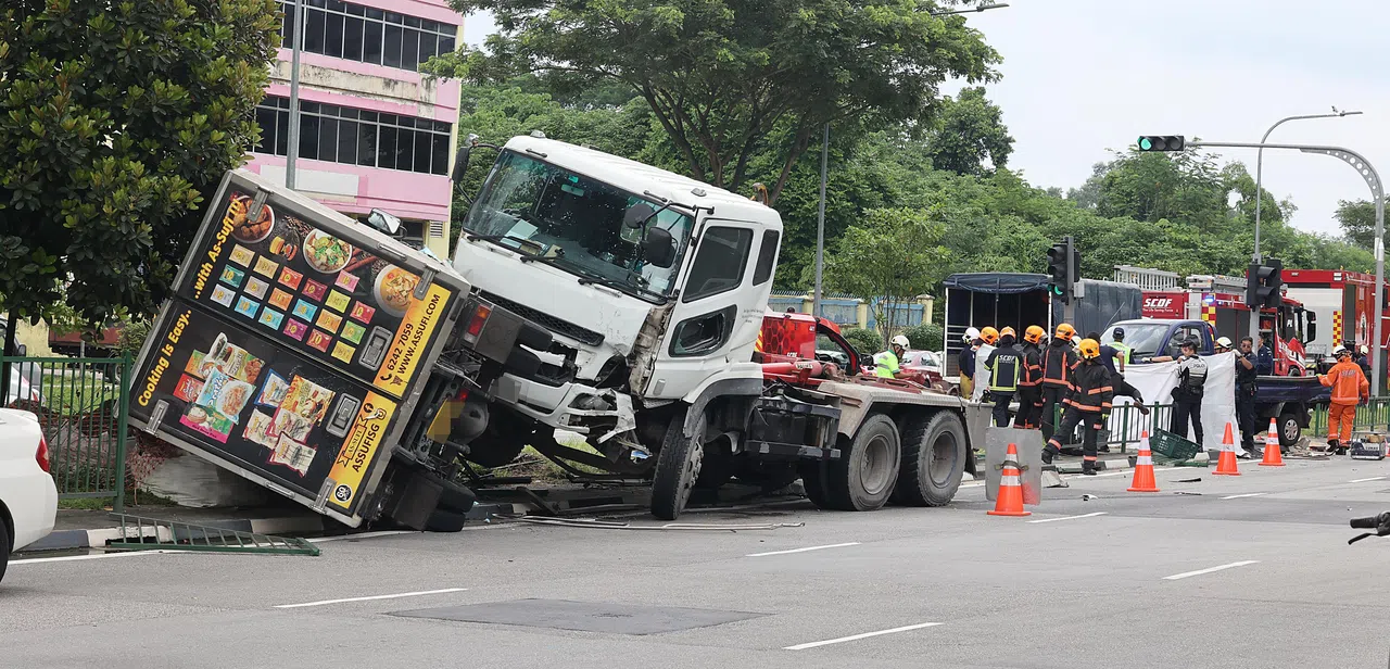 一辆罗厘被拖车头撞得侧翻在地。（蔡振鸿摄）
