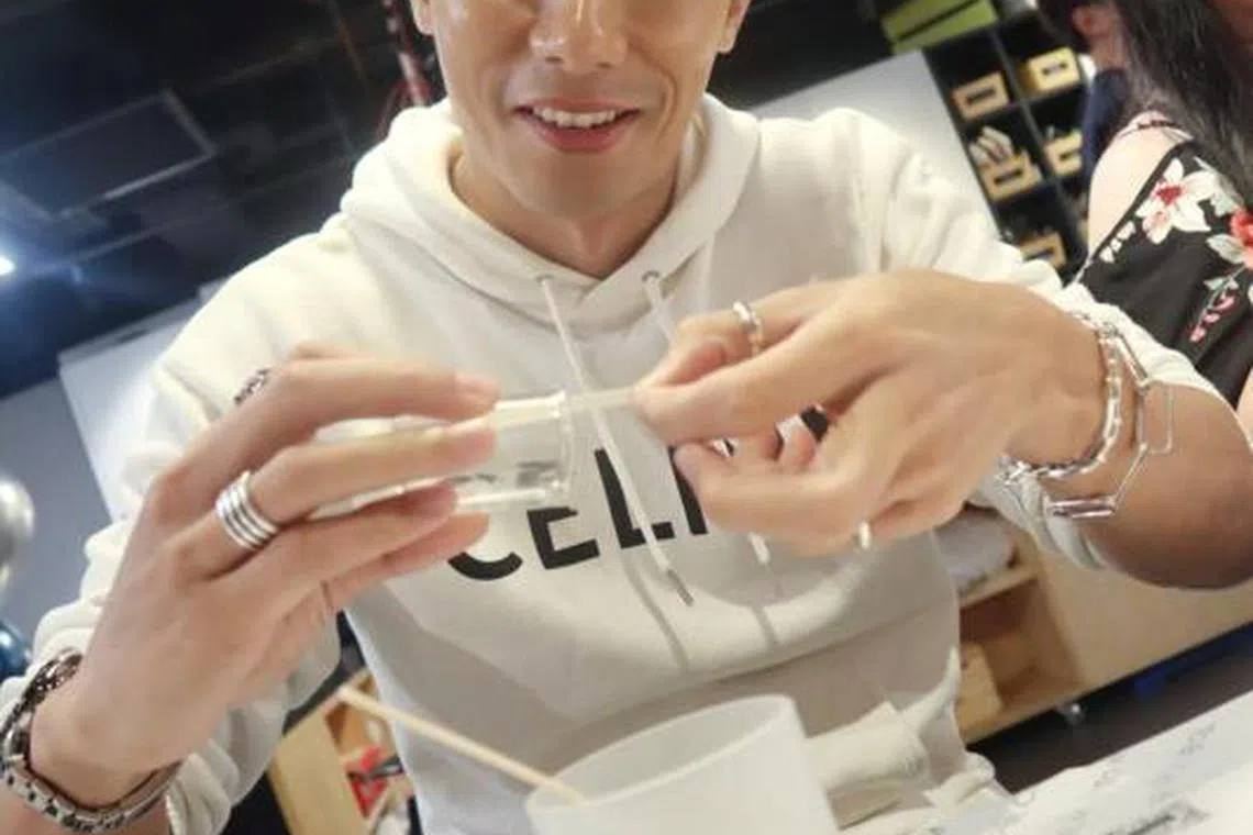 陈泂江和粉丝一起做手工香氛蜡烛。（取自网络）